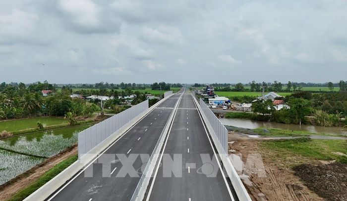 Toàn tuyến cao tốc qua An Giang đã hoàn thành 282/282 bản mặt cầu, đạt 100%. Ảnh: Thanh Sang - TTXVN