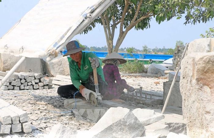 Ông Trần Ngọc Tâm tại xã Thoại Sơn (An Giang) đã gắn bó với nghề chẻ đá ở Cô Tô hơn 30 năm. Ảnh: Công Mạo - TTXVN