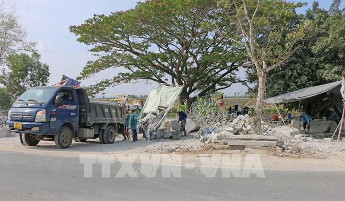 Trụ đá thành phẩm tại bãi đá Cô Tô được vận chuyển đi tiêu thụ trong và ngoài tỉnh An Giang. Ảnh: Công Mạo - TTXVN