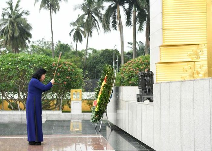 Đoàn đại biểu dự Đại hội đại biểu toàn quốc MTTQ Việt Nam lần thứ XI dâng hương, đặt vòng hoa tưởng niệm các Anh hùng liệt sĩ