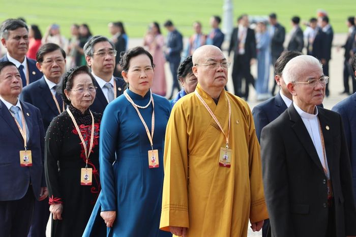 Ủy viên TƯ Đảng, Phó Chủ tịch Ủy ban Trung ương MTTQ Việt Nam, Chủ tịch Hội LHPN Việt Nam Lê Thị Thủy (thứ 3, từ phải sang); nguyên Ủy viên TƯ Đảng, nguyên Phó Chủ tịch nước, Chủ tịch Hội Khuyến học Việt Nam Nguyễn Thị Doan (thứ 4, từ phải sang) cùng các đại biểu vào Lăng viếng Chủ tịch Hồ Chí Minh
