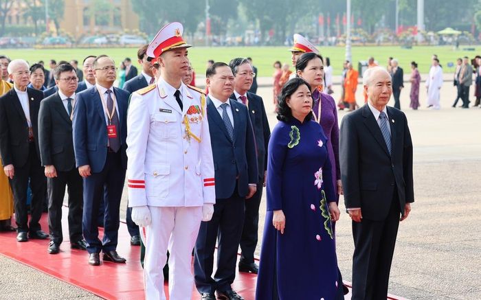 Ủy viên Bộ Chính trị, Bí thư Trung ương Đảng, Chủ tịch Ủy ban Trung ương MTTQ Việt Nam Bùi Thị Minh Hoài (hàng đầu, giữa); nguyên Ủy viên TƯ Đảng, nguyên Chủ tịch Ủy ban Trung ương MTTQ Việt Nam Huỳnh Đảm (hàng đầu, bên phải) cùng Ban Thường trực Ủy ban Trung ương MTTQ Việt Nam và các đại biểu vào Lăng viếng Chủ tịch Hồ Chí Minh