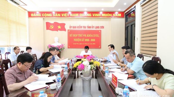 Các thành viên Ủy ban Kiểm tra Tỉnh ủy Lạng Sơn họp xem xét, thi hành kỷ luật đảng viên. Ảnh: BLS