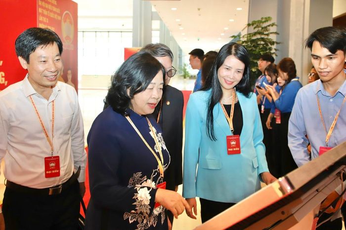 Trong chiều ngày 11/5, các đại biểu tham dự Đại hội đại biểu toàn quốc MTTQ Việt Nam lần thứ XI đã có dịp trải nghiệm không gian số với nhiều điểm nhấn ấn tượng. Bà Bùi Thị Minh Hoài (thứ 2 từ trái sang), Ủy viên Bộ Chính trị, Bí thư Trung ương Đảng, Bí thư Đảng ủy MTTQ, các đoàn thể Trung ương, Chủ tịch UBTƯ MTTQ Việt Nam; Phó Chủ tịch Thường trực Hội LHPN Việt Nam Trần Lan Phương (thứ 3 từ trái sang) và các đại biểu trải nghiệm không gian triển lãm "Mặt trận số"