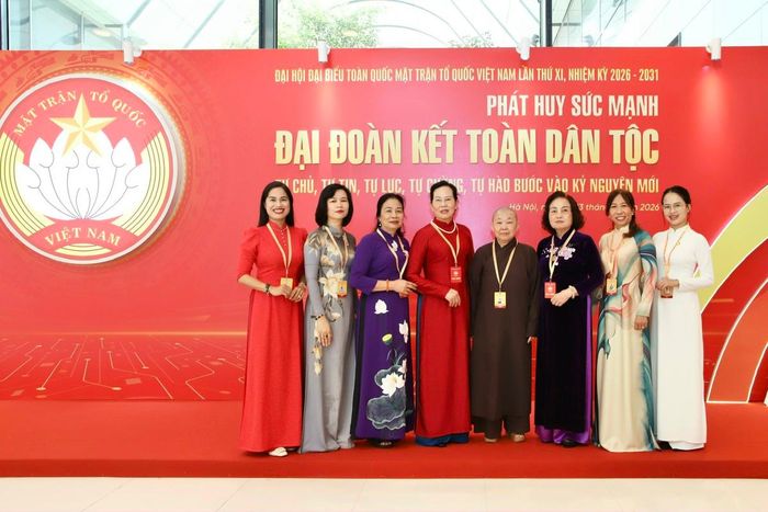 Bà Lê Thị Thủy (thứ 4 từ trái sang), Ủy viên TƯ Đảng, Phó Chủ tịch UBTƯ MTTQ Việt Nam, Chủ tịch Hội LHPN Việt Nam và đoàn đại biểu Hội LHPN Việt Nam tham dự Đại hội