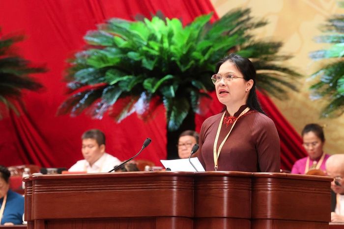 Ủy viên TƯ Đảng, Phó Chủ tịch - Tổng Thư ký UBTƯ MTTQ Việt Nam Hà Thị Nga trình bày Tờ trình Báo cáo kiểm điểm hoạt động của Ủy ban Trung ương, Đoàn Chủ tịch và Ban Thường trực Ủy ban Trung ương MTTQ Việt Nam giai đoạn 2024 - 2026