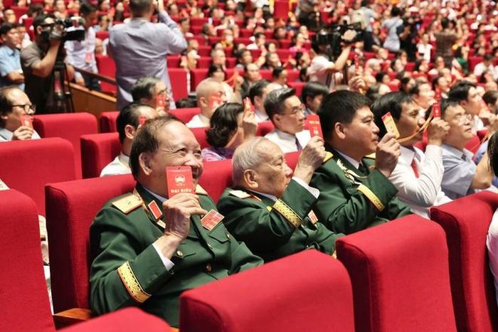 Các đại biểu tiến hành biểu quyết tại Đại hội
