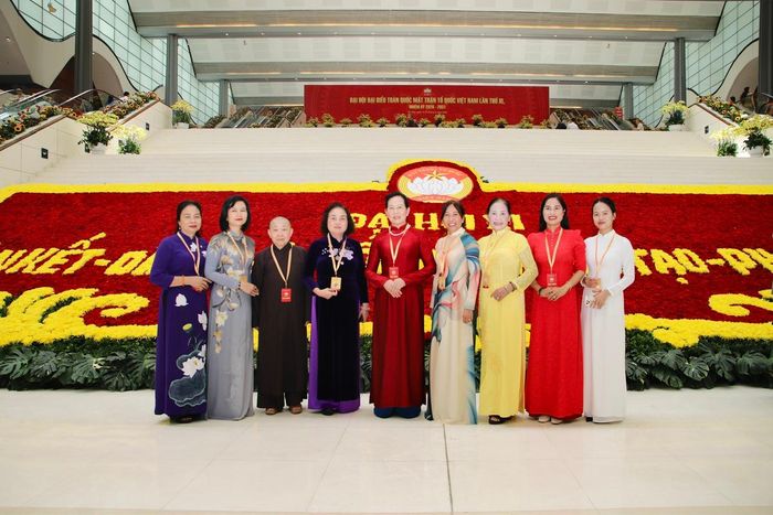 Bà Lê Thị Thủy (giữa), Ủy viên TƯ Đảng, Phó Chủ tịch UBTƯ MTTQ Việt Nam, Chủ tịch Hội LHPN Việt Nam và đoàn đại biểu Hội LHPN Việt Nam tham dự Đại hội