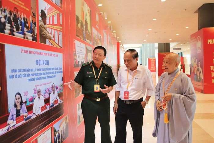 Các đại biểu tham quan triển lãm những dấu ấn nổi bật của MTTQ các cấp trong nhiệm kỳ qua