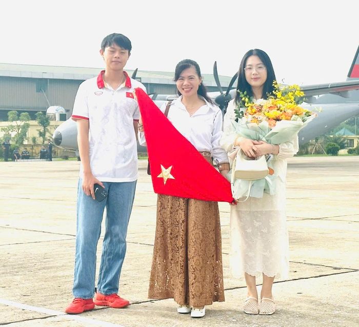 Chị Đặng Thị Thu - nhân viên Phòng Chính trị Lữ đoàn 918 và 2 con thường đón anh Đỗ Văn Lành trở về sau mỗi chuyến bay hoặc chuyến công tác dài ngày.