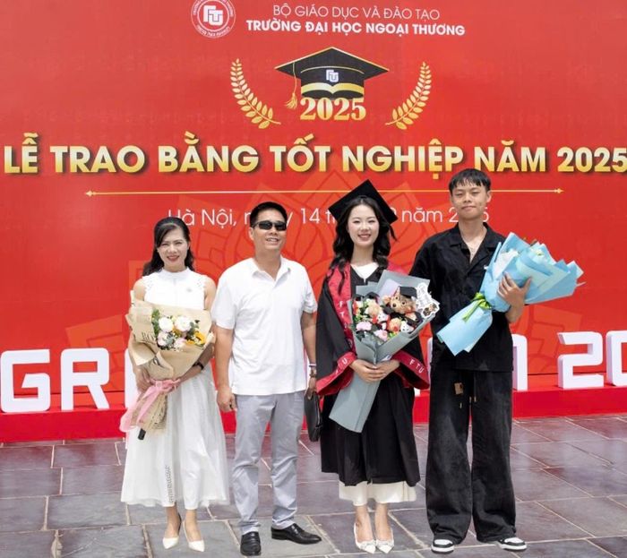 2 con của vợ chồng chị Thu cũng luôn xuất sắc trong học tập, góp phần ghi vào thành tích đáng tự hào của cả gia đình chị.