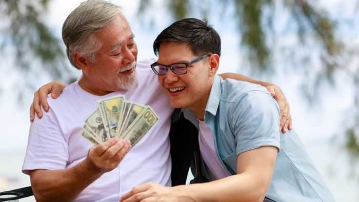 Phần lớn các gia đình trẻ rất khó mua được nhà trước tuổi 30 nếu không có sự hỗ trợ tài chính từ người thân (Ảnh minh họa)