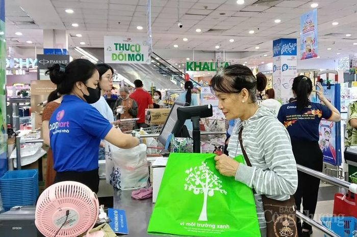 Người dân sử dụng túi thân thiện môi trường để mua sắm tại siêu thị Co.opmart Đà Nẵng.