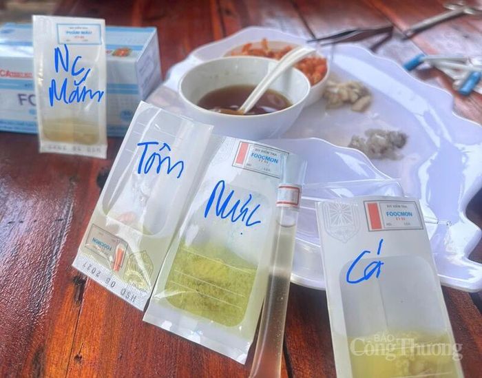 Các mẫu thực phẩm. Ảnh: Thu Thủy