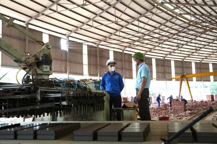 Nhu cầu sử dụng điện phục vụ sản xuất công nghiệp tại Lào Cai tiếp tục tăng cao trong mùa nắng nóng.