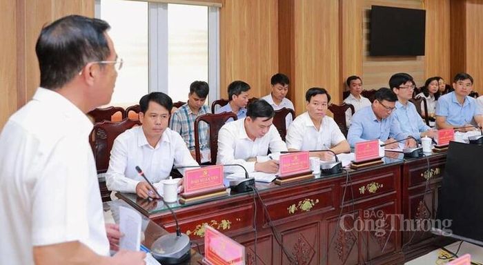 Các đại biểu tham dự buổi làm việc vào sáng 11/5. Ảnh: Minh Hiếu