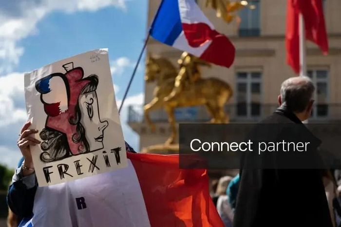Một người biểu tình giơ tấm bìa cứng viết tay có dòng chữ FREXIT trong cuộc biểu tình Yêu nước ở Paris Ile de France, Pháp vào ngày 9 tháng 5 năm 2026. Ảnh: Reuters