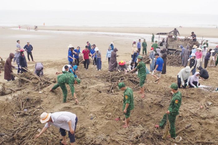Các lực lượng tham gia dọn dẹp cẩn thận thu gom các vật nhọn nhằm bảo đảm an toàn cho du khách