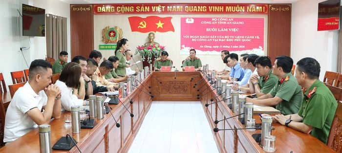 Quang cảnh buổi làm việc.