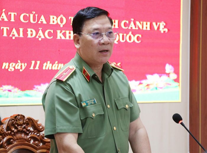 Thiếu tướng Phạm Văn Hùng, Phó Tư lệnh Bộ Tư lệnh Cảnh vệ, phát biểu chỉ đạo tại buổi làm việc.