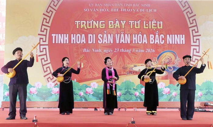 Câu lạc bộ hát then - đàn tính xã Sơn Hải trình diễn tại chương trình Trưng bày tư liệu tinh hoa di sản văn hóa Bắc Ninh năm 2026.
