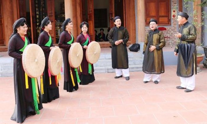 Một buổi sinh hoạt của Câu lạc bộ Quan họ Đương Xá (phường Kinh Bắc).