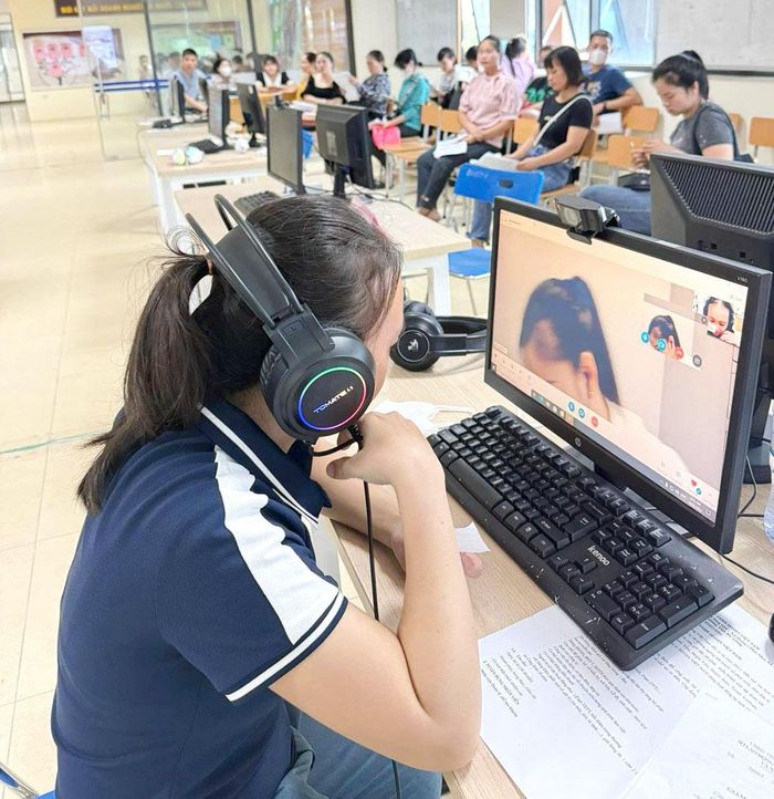 Cán bộ Trung tâm Dịch vụ việc làm Bắc Ninh phỏng vấn người lao động bằng hình thức online.