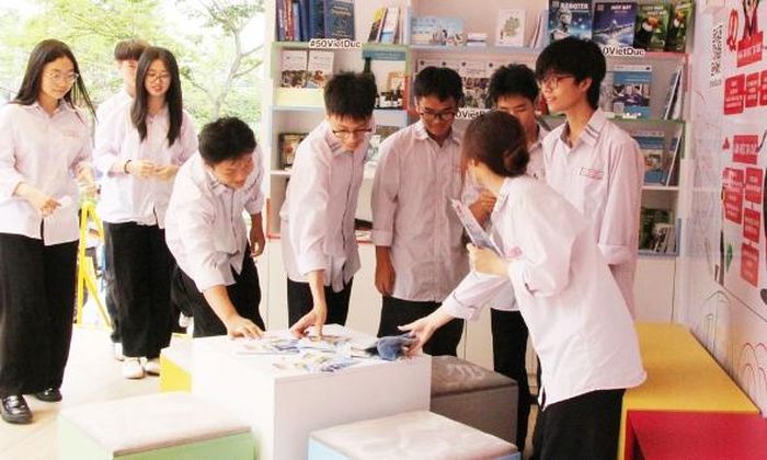 Tiếp cận thông tin từ kênh chính thống giúp người chưa thành niên lựa chọn công việc phù hợp, an toàn khi có nhu cầu. Trong ảnh: Học sinh tìm hiểu thông tin tại Ngày hội việc làm do Trường Cao đẳng Công nghiệp Bắc Ninh tổ chức.