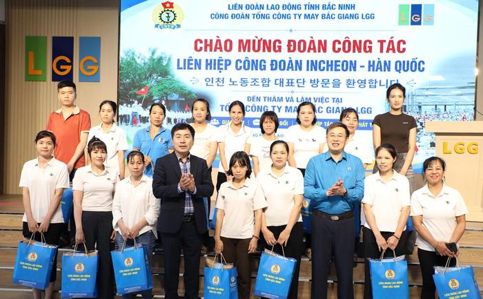  Đồng chí Thạch Văn Chung và ông Ko Gi Su tặng quà công nhân hoàn cảnh khó khăn Công ty cổ phần Tổng Công ty May Bắc Giang LGG. 