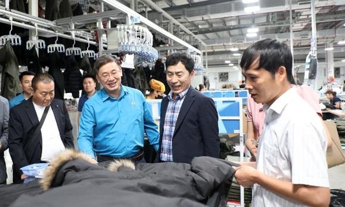 Đồng chí Thạch Văn Chung và đoàn công tác thăm dây chuyền sản xuất Công ty cổ phần Tổng Công ty May Bắc Giang LGG. 