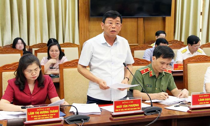  Phó Chủ tịch UBND tỉnh Ngô Tân Phượng báo cáo kết quả triển khai các nghị quyết của Đảng và Quốc hội về phát triển kinh tế - xã hội địa phương. 