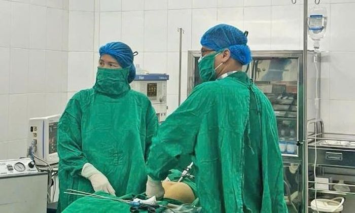 Đối với ca phẫu thuật phức tạp, Bệnh viện Đa khoa Quế Võ huy động nhân lực vững vàng chuyên môn để xử trí.