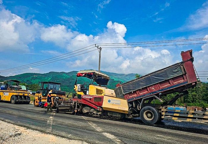 Chủ đầu tư chỉ đạo đơn vị thi công tăng ca, tăng kíp để công trình hoàn thành kịp tiến độ. Ảnh: NGỌC PHÚ