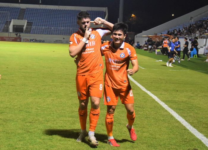 Cầu thủ Makaric (số 9) đóng góp một bàn trong chiến thắng 2-0 của SHB Đà Nẵng trước Becamex Thành phố Hồ Chí Minh. Ảnh: NGUYÊN KHANG