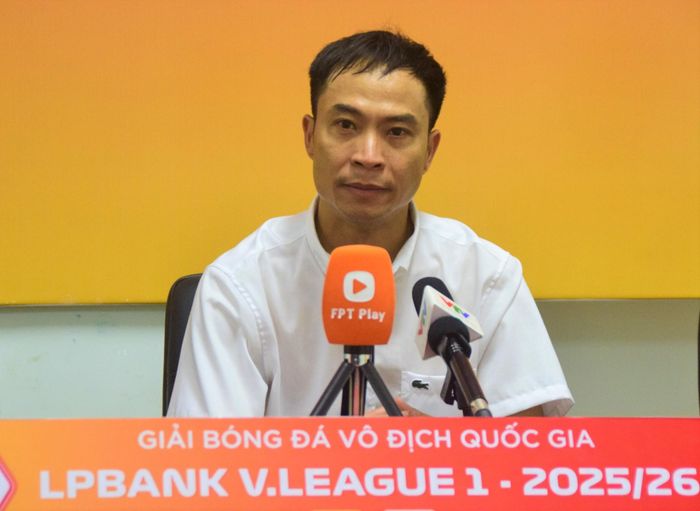 Huấn luyện viên Lê Đức Tuấn chia sẻ quyết tâm cùng SHB Đà Nẵng đua trụ hạng ở 4 vòng đấu cuối. Ảnh: NGUYÊN KHANG