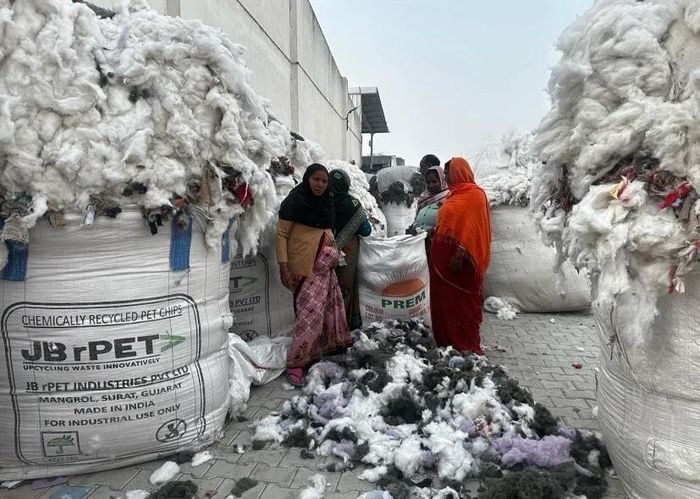 Quần áo thải được nghiền nhỏ để tái chế thành sợi vải. Ảnh: Ayushi Shah/CNN