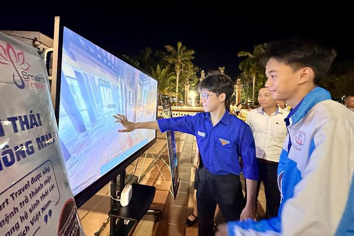 Học sinh trải nghiệm tìm hiểu di tích Văn Thánh - Khổng Miếu bằng công nghệ VR360. Ảnh: T.CÔNG
