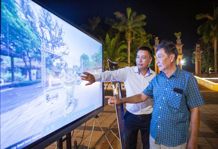 Người dân phường Bàn Thạch được hướng dẫn cách truy cập, trải nghiệm công nghệ VR360. Ảnh: T.CÔNG