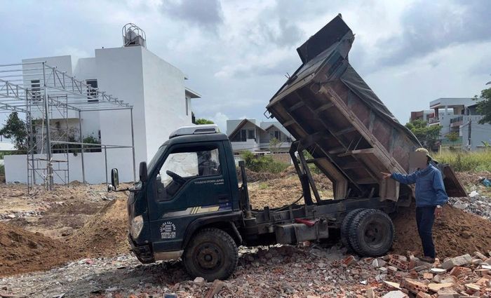 Để khắc phục tình trạng đổ trộm giá hạ, xà bần và rác thải xây dựng, các địa phương kiến nghị cần sớm xây dựng điểm tập kết chất thải rắn xây dựng phù hợp. Ảnh minh họa: N.QUA