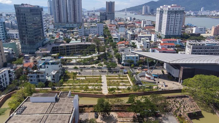 Thành Điện Hải hiện tại nằm trong không gian quảng trường trung tâm của thành phố Đà Nẵng. Ảnh: XUÂN SƠN