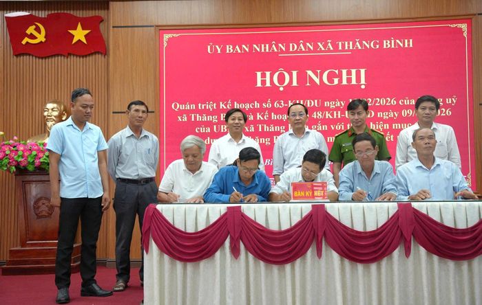 Đại diện các thôn ở xã Thăng Bình ký cam kết ký xây dựng địa bàn không ma túy. Ảnh: Q.NGUYỄN