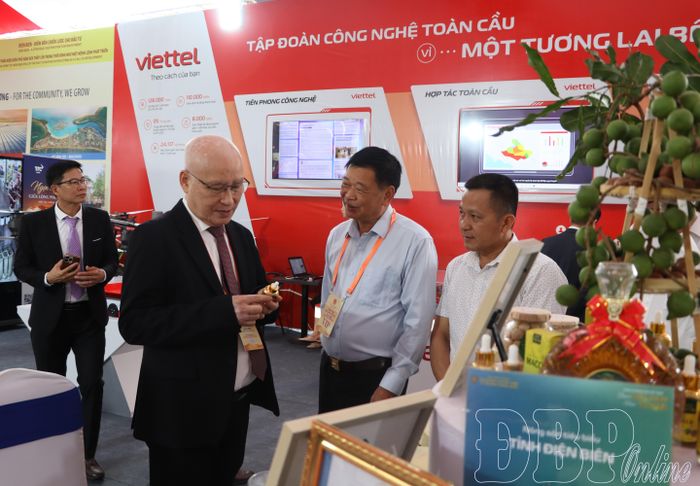 Ông Ngô Minh Hải, Chủ tịch HĐQT Tập đoàn TH tham quan, tìm hiểu các sản phẩm chiết xuất từ quả mắc ca.