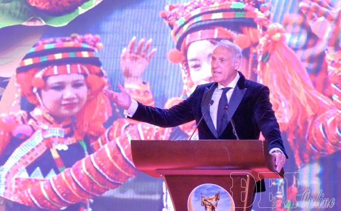 Ông Mark Reeves, Phó tổng Giám đốc Tập đoàn BRG tham luận tại hội nghị.
