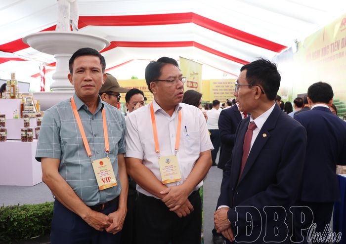 Lãnh đạo Sở Công Thương trao đổi với ông Nguyễn Quang Tuyển, Tổng Giám đốc Công ty Cổ phần Thủy điện Cần Đơn về các dự án phát triển năng lượng trên địa bàn.