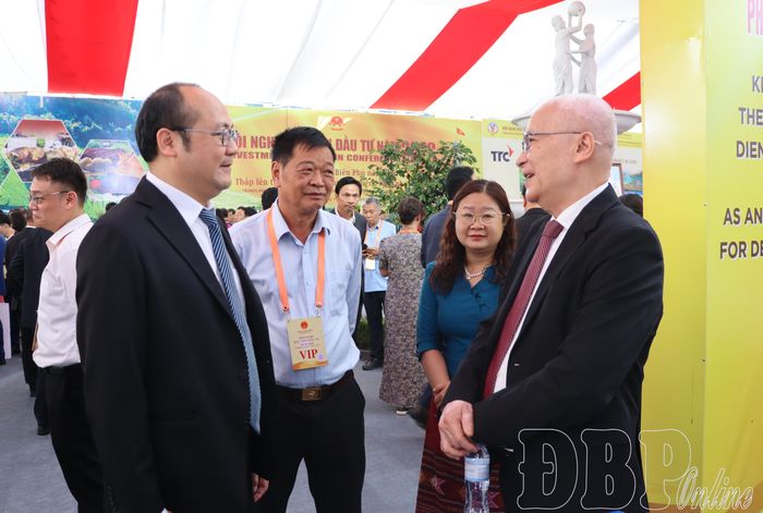 Lãnh đạo Sở Nông nghiệp và Môi trường trao đổi với ông Ngô Minh Hải, Chủ tịch HĐQT Tập đoàn TH về dự án Nhà máy chế biên mắc ca tại Điện Biên. 