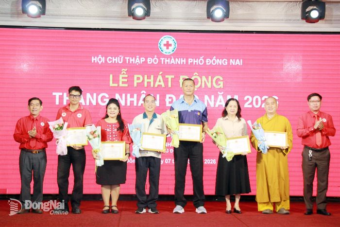 Đại diện Hội Chữ thập đỏ thành phố Đồng Nai tri ân các doanh nghiệp, đơn vị, nhà hảo tâm tại Lễ phát động Tháng Nhân đạo năm 2026.