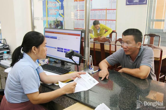 Người dân thực hiện thủ tục hành chính tại Trung tâm Phục vụ hành chính công xã Thuận Lợi, thành phố Đồng Nai. Ảnh: Hà Lê