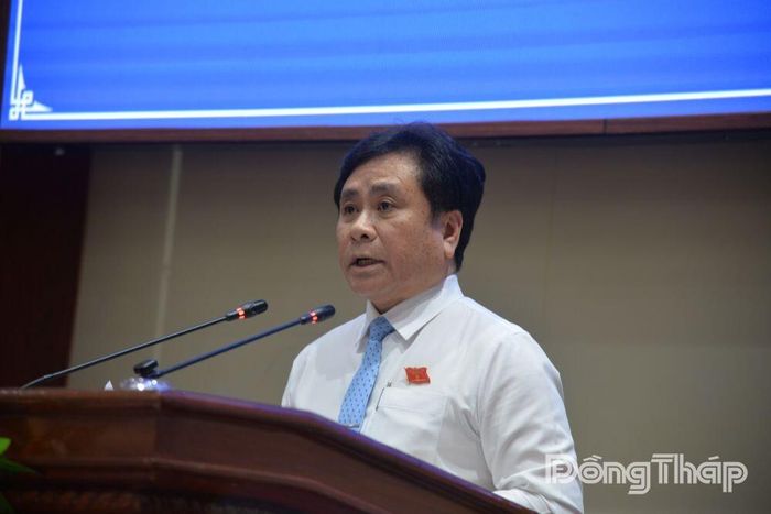 Đồng chí Trần Văn Dũng, Phó Chủ tịch Thường trực UBND tỉnh trình bày tóm tắt Tờ trình kèm dự thảo Nghị quyết về việc thông qua điều chỉnh Quy hoạch tỉnh Đồng Tháp thời kỳ 2021 - 2030, tầm nhìn đến năm 2050.