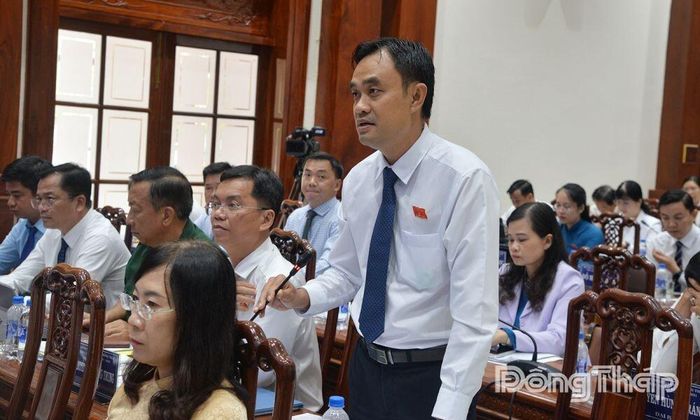 Đồng chí Nguyễn Văn Vũ Minh, Ủy viên UBND tỉnh, Giám đốc Sở Nội vụ giải trình các ý kiến đại biểu liên quan đến dự thảo Nghị quyết về việc tán thành chủ trương thành lập các phường