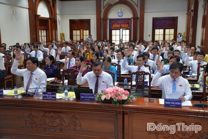 Đại biểu biểu quyết tại kỳ họp